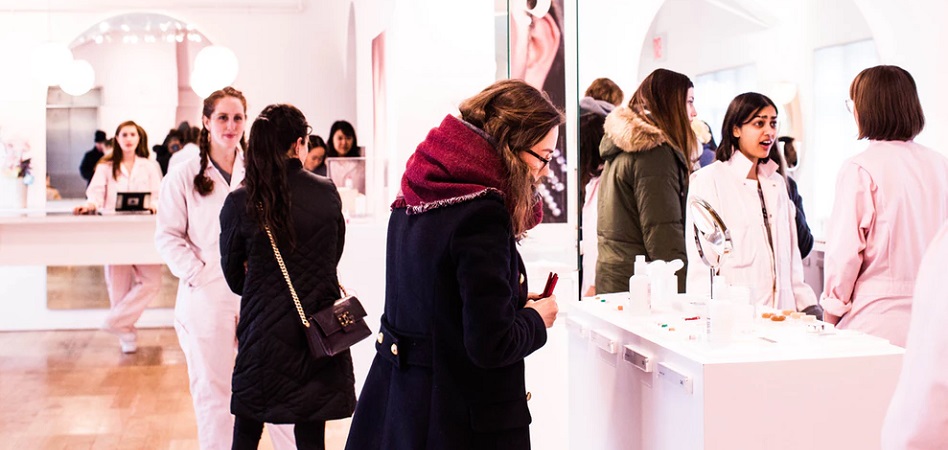 Clientes en una tienda El nuevo ‘customer journey’ o cómo la digitalización ha cambiado la interacción con el cliente